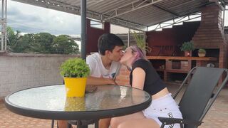 MI HERMANASTRA QUIERE QUE LE ENSEÑE A BESAR PERO NO AGUANTE A FOLLARLA PARTE 2