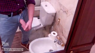 Maduro sexy muy cachondo acariciando su gran polla venosa en el baño de la casa de sus suegros ????