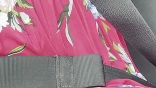 un taxi me lleva y me masturbo con el conductor alado