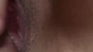 Jugando con mi vagina jugosa