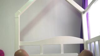 Me masturbo en solitario solo con mis dedos hasta el orgasmo