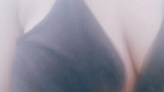 بزازلي مقيمين بغيت شي زب كبير يتحك فوق منهم اححح تايفيض حليبو عليا