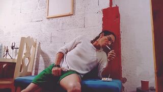 Raba Erre observa los aretes de su verga y eyacula ante un ojo espía