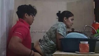 En la cocina con mi empleada follando