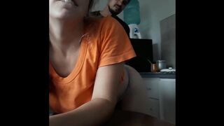 pareja real amateur. RUBIA ARGENTINA TOMA MATE MIENTRAS EL NOVIO LA GARCHA