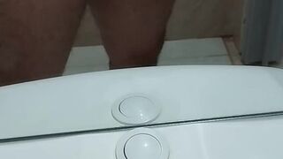 Me corro en el baño de mi vecina