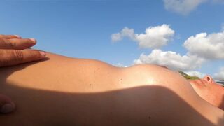 Exhibiendo su gran culo montando en bicicleta en público.