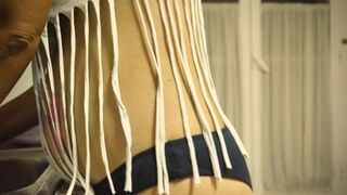 Solo estoy lavando los platos después de una buena cena y limpio la mesa