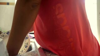 Simplemente lavando los platos después de un buen almuerzo