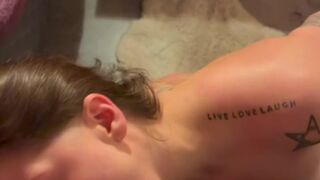 A mi vecina le encanta chupar hasta el fondo