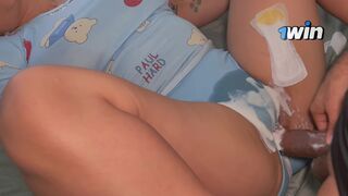 Sexo secreto con la novia de un amigo durante un roce de coño pervertido y semen caliente en bragas