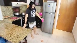 Prank stepsister to throw water in the kitchen just so she can show me her huge big ass, I have sex with a sexy girl.