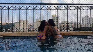 My friend left the trash boy and to get revenge we fucked in public in the building's pool