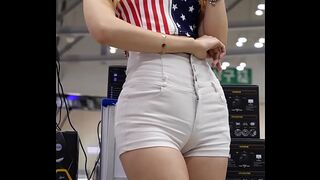 Camell Toe - Public - edecan